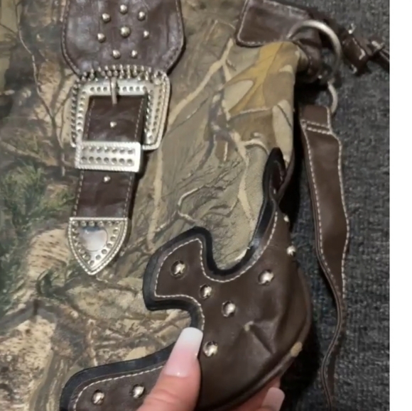 Realtree Camouflage Shoulder Bag with Brown Accents - Picture 7 of 10